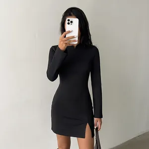 Elegante zwarte bodycon mini-jurk met lange mouwen, zijsplit en opstaande kraag