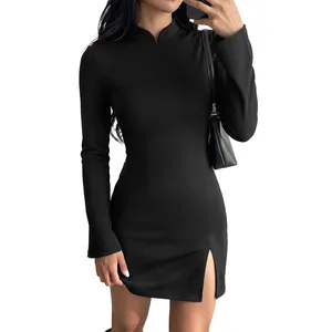 Elegante zwarte nauwsluitende mini-jurk in nieuwe Chinese stijl met zijsplit.