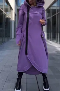 Gedetailleerd overzicht van paarse lange dameshoodie met asymmetrische zwarte ritssluiting.