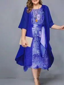 Modisches blaues Blumenkleid in Übergröße mit passendem Strickjacken-Set für Damen