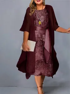 Elegantes weinrotes geblümtes Midikleid in Übergröße mit passendem langem Cardigan