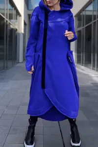 Elektrisch blauwe lange oversized vestjas met capuchon en unieke asymmetrische zoom.