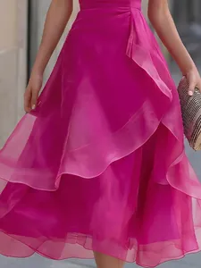 Dettaglio dell'abito da sera in rete fucsia con eleganti strati di balze a balze