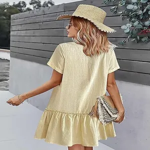 Vue arrière d'une robe d'été ample en coton et lin avec ourlet à volants jaune clair