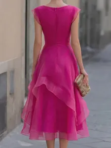 Vista posteriore dettagliata dei livelli in tulle magenta con cerniera invisibile