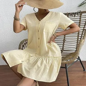 Robe d'été décontractée jaune en coton et lin avec boutons et ourlet à volants
