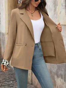 Detailopname van een camel blazer voor dames met een chique luipaardmanchetvoering