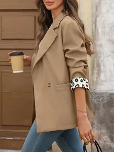 Gedetailleerd zijaanzicht van een kaki dames blazer met trendy luipaardprint op de mouwomslag