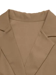 Gedetailleerde macro-opname van de revers en fijne stoftextuur van deze kaki dames blazer.