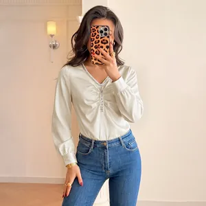 Elegante satijnen bodysuit met lange mouwen, pailletten V-hals en geplooide details.