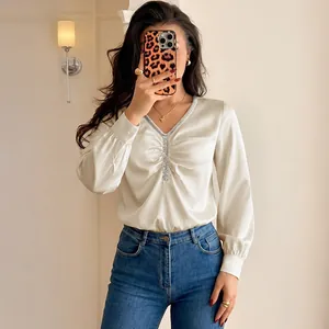 Elegante satijnen bodysuit met lange mouwen, pailletten V-hals en plooien.