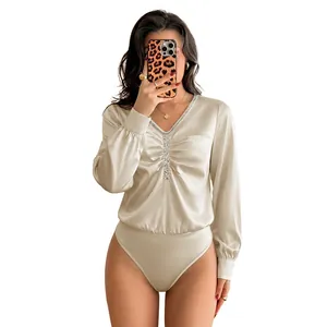 Elegante champagne satijnen bodysuit met V-hals, lovertjes en plooien voor dames