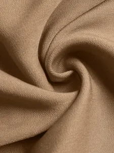 Macro-opname van de hoogwaardige, fijn getextureerde bruine keperstof voor een retro blazer.
