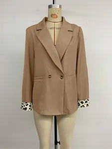 Detailopname van een stijlvolle camel blazer met vintage luipaardprint aan de mouwen