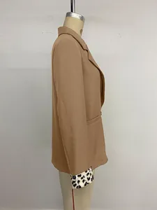 Zijaanzicht van camelkleurige blazer met modieuze luipaardprint op de manchetten.