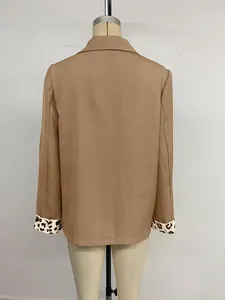 Achteraanzicht van een bruine vintage damesblazer met stijlvolle luipaardmanchetten