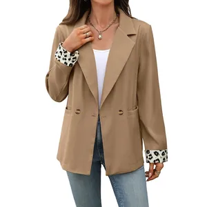 Elegante camelkleurige damesblazer met vintage luipaardprint op de mouw omslag.