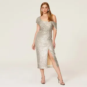 Détail d'une robe midi élégante à paillettes argentées avec fente haute et épaule.