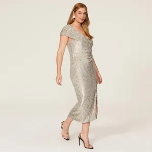 Robe de soirée à paillettes argentées scintillantes avec fente latérale élégante.