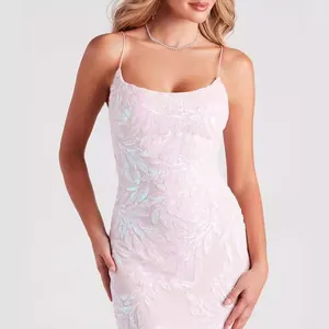 Vue détaillée d'une robe à paillettes rose clair avec broderie délicate à motif feuille.