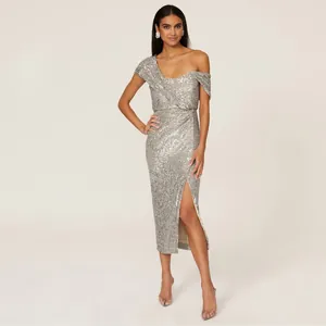 Détail d'une robe midi à paillettes argentées scintillantes avec fente et épaule dénudée