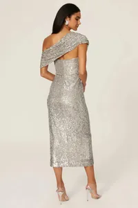 Vue arrière d'une robe de soirée midi argentée à paillettes et une épaule.