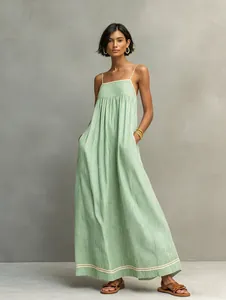 Vista detallada de un vestido largo de rayas verdes y blancas con tirantes finos para verano