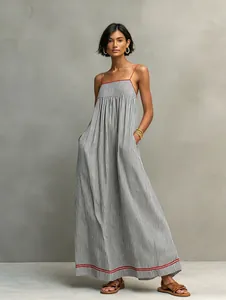 Elegante vestido largo de tirantes a rayas minimalista con detalles rojos modernos