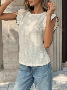 Detailaufnahme eines weißen Strickoberteils mit strukturiertem Muster und Volantärmeln