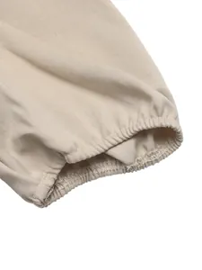 Makroansicht des elastischen Ärmelbündchens und der feinen Nähte dieser beigen Bluse