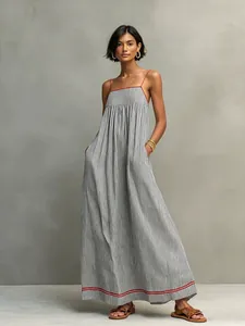 Vestido largo minimalista a rayas con tirantes finos y detalles rojos para verano casual.