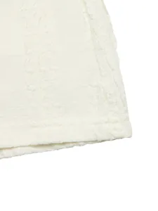 Detaillierte Nahaufnahme der einzigartigen Stoffstruktur dieses weißen Strickoberteils