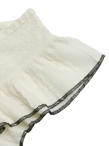 Detail des weißen Strickoberteils mit strukturiertem Stoff und schwarzer Overlockkante