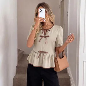 Elegante Kurzarmbluse für Damen mit dekorativen Schleifen und Rüschensaum in Beige