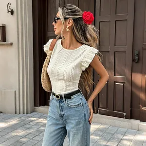 Schickes weißes strukturiertes Strick-T-Shirt mit Flügelärmeln für Damen im Sommer.