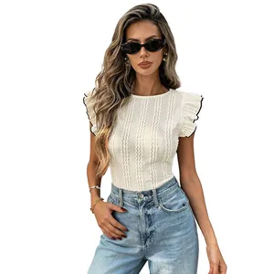Elegantes weißes Strickoberteil mit Strukturstoff und Flügelärmeln für den Sommerlook.
