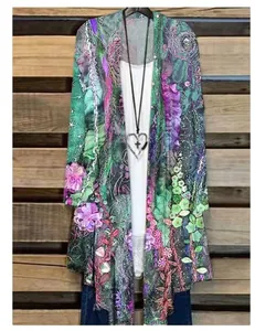 Detailansicht eines böhmischen Damen-Cardigans mit Blumenmuster und offenen Ärmeln