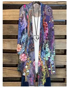 Nahaufnahme der farbenfrohen Damen-Strickjacke mit abstraktem Blumendruck und langen Ärmeln