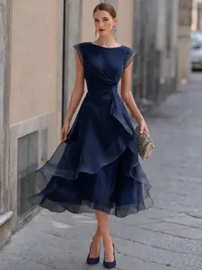 Elegante abito midi in tulle blu navy con volant a strati in strada.