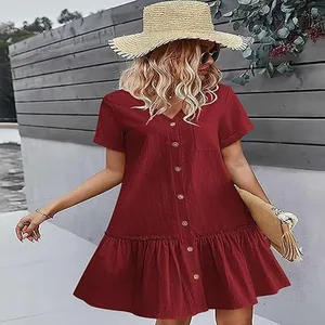 Vue d'ensemble d'une robe bordeaux en coton lin avec boutons et ourlet volanté dehors