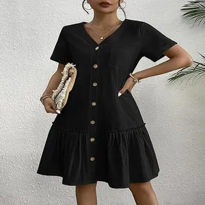 Détail de la robe noire en coton et lin avec col en V et ourlet à volants élégant