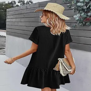 Vue arrière d'une robe noire chic en coton et lin à manches courtes et ourlet volanté.