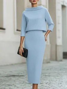 Élégant ensemble deux pièces bleu clair avec haut à col bateau et jupe crayon midi.