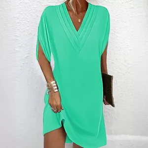 Robe verte menthe avec col en V, détails plissés et manches chauve-souris amples