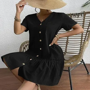 Détail d'une robe boutonnée en lin noir avec un élégant ourlet à volants