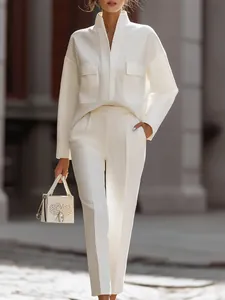 Dettaglio completo bianco da ufficio con maglia a tasche e pantaloni