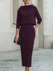 Ensemble deux pièces élégant violet foncé avec haut à col bateau et jupe crayon midi