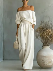 Ensemble deux pièces élégant crème à épaules dénudées avec pantalon large fluide.