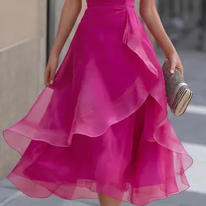 Elegante abito in rete fucsia con volant, orlo a strati e design femminile fluido
