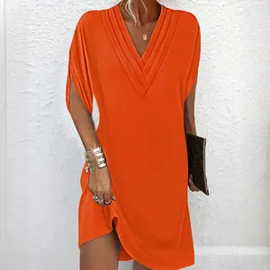 Robe courte décontractée orange vif à col en V avec détails plissés et manches chauve-souris